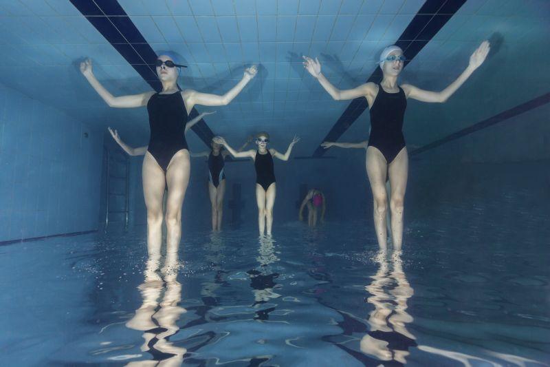Съемка детей в бассейне под водой для секции артистического плавания
