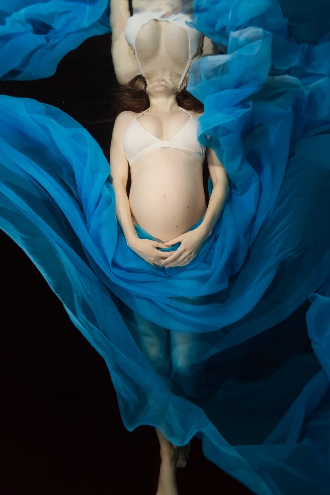 Фотосессия для беременных под водой