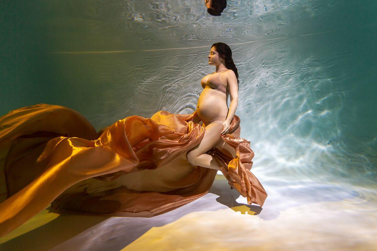 Подводная фотосессия беременности в студии New Ocean