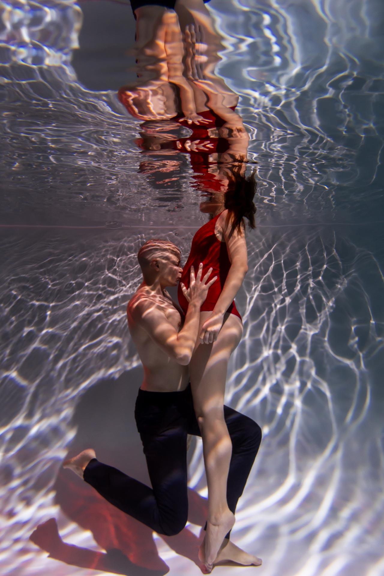 фотосессия в бассейне с мужем