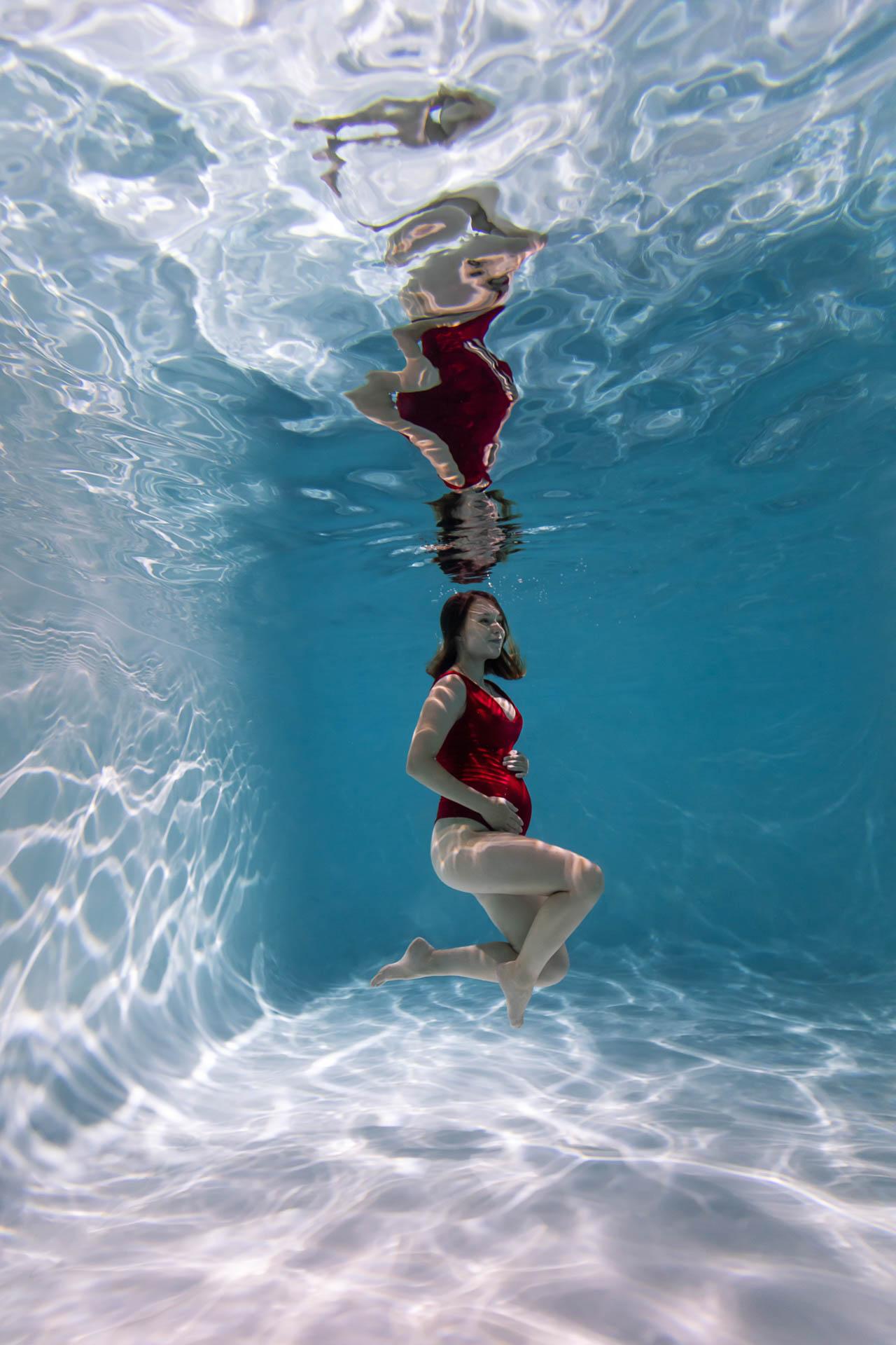 Подводная фотосессия беременности. Особенности съёмки в бассейне.
