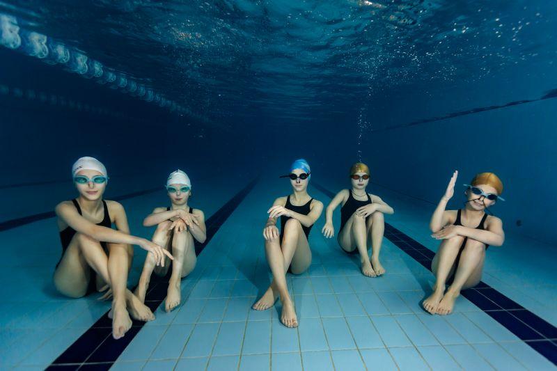 Съемка в бассейне под водой для секции артистического плавания