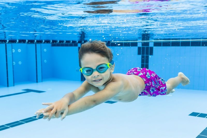 фото детей  в бассейне под водой